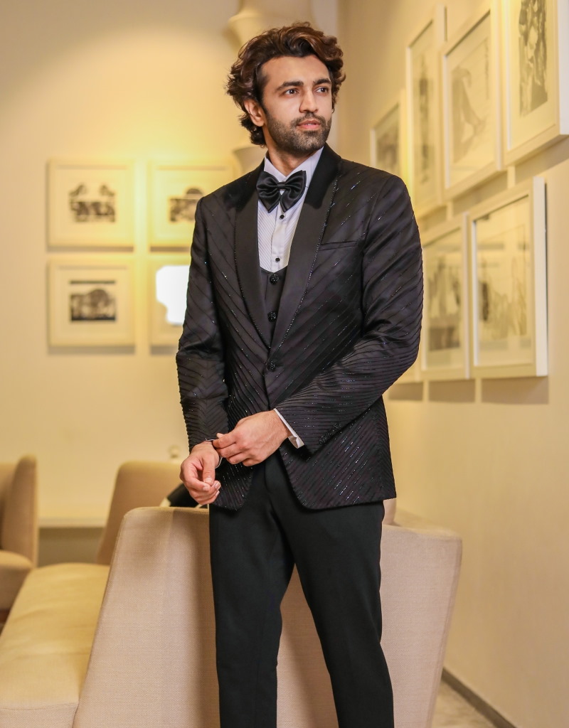 Four-piece Classic shawl lapel Tuxedo Suit in Black - The HUB